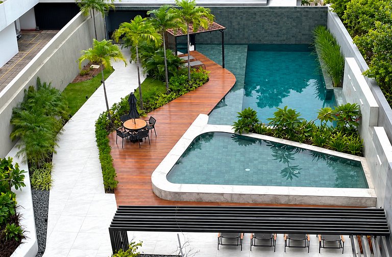 Flat com área de lazer e varanda no Caribessa